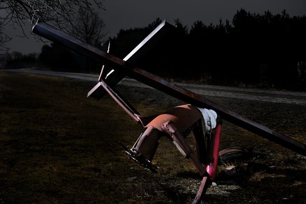 Jesus fällt unter dem Kreuz
